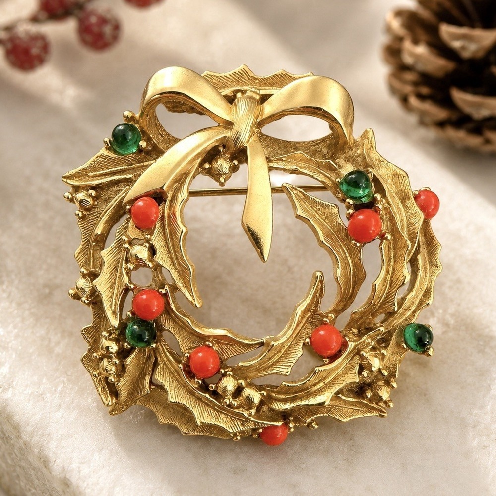 Vintage Boucher Christmas Wreath Brooch 8961 Gold Tone Red Green Cabochon Signed